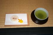 Ob�erstven� v japonsk� �ajovna. Zahrada Kenroku-en, Kanazawa. Japonsko.