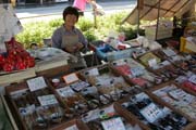 Rann� trh Janya-mae a pouli�n� prodejkyn� ve m�st� Takayama. Japonsko.