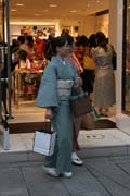 Tradice a moderna, aneb kontrasty - tak to je tak� Ginza, Tokio.  Japonsko.