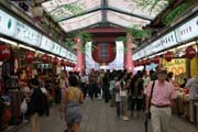 P��chod ke chr�mu Senso-ji ve �tvrti Asakusa, Tokio. Japonsko.