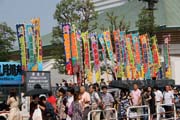 P�ed halou, kde se kon� turnaj sumo. Hala se naz�v� Ryogoku Kokugikan. Tokio. Japonsko.