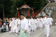 Tsurugaoka Hachiman-gu Shrine Reitaisai (Ka�doro�n� Festival) - t�i mikoshi (p�enosn� olt��e) a dal�� v�ci, jako Jinme (svat� kon�), Nishiki hata (vlajky), Hoko (plavidlo) a Tachi (me�) jsou neseny v proces� Shinko Sai (p�ehl�dka Mikoshi). Kamakura. Japonsko.