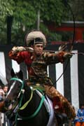 Tsurugaoka Hachiman-gu Shrine Reitaisai (Ka�doro�n� Festival) svatyn� Tsurugaoka Hachiman-gu. Tento den se kon� Yabusame - tradi�n� japonsk� lukost�elba z kon�. M�sto Kamakura. Japonsko.