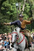Tsurugaoka Hachiman-gu Shrine Reitaisai (Ka�doro�n� Festival) svatyn� Tsurugaoka Hachiman-gu. Tento den se kon� Yabusame - tradi�n� japonsk� lukost�elba z kon�. M�sto Kamakura. Japonsko.