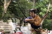 Tsurugaoka Hachiman-gu Shrine Reitaisai (Ka�doro�n� Festival) svatyn� Tsurugaoka Hachiman-gu. Tento den se kon� Yabusame - tradi�n� japonsk� lukost�elba z kon�. M�sto Kamakura. Japonsko.
