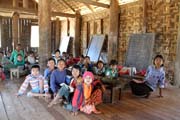 M�stn� �kola u kempu s pracovn�mi slony. Okol� m�sta Taungoo. Myanmar (Barma).