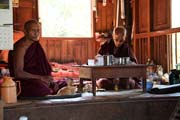 M�stn� buddhistick� monasterie u kempu s pracovn�mi slony. Okol� m�sta Taungoo. Myanmar (Barma).
