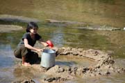Takto se z�sk�v� pitn� voda - primitivn� filtrace v �ece. Kemp s pracovn�mi slony. Okol� m�sta Taungoo. Myanmar (Barma).