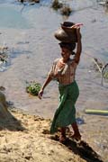Transport vody do dome�ku. Kemp s pracovn�mi slony. Okol� m�sta Taungoo. Myanmar (Barma).