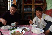 V Lahu rodin� b�hem oslav Lahu Nov�ho roku, okol� m�sta Kengtung. Myanmar (Barma).