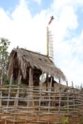 Mal� d�m duch� - vesnice etnika Eng, okol� m�sta Kengtung. Myanmar (Barma).