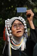 �ena z kmene Akha pozoruje zatm�n� slunce, okol� m�sta Kengtung. Myanmar (Barma).