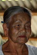�ena z etnika Chin, okol� Mrauk U. �eny maj� tradi�n� tetovan� obli�eje. Myanmar (Barma).