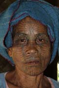 �ena z etnika Chin, okol� Mrauk U. �eny maj� tradi�n� tetovan� obli�eje. Myanmar (Barma).
