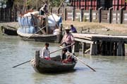 Lo� na kan�le ve m�st� Sittwe. Myanmar (Barma).