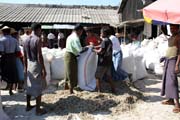 Su�en� rybi - ryb� trh ve m�st� Sittwe. Myanmar (Barma).
