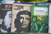 Prodej knih na n�m�st� Plaza de Armas, Havana Vieja. Kuba.