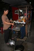 Pouli�n� st�nek se sma�enou r��� (nasi goreng). Jakarta. Indon�sie.