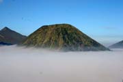 Gunung Bromo v rann�ch mrac�ch. Indon�sie.