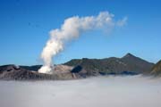 Gunung Bromo v rann�ch mrac�ch. Indon�sie.