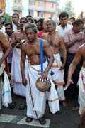 Pakalpooram pokra�uje na ulici Durban Hall Rd, Ernakulam Shiva Temple Festival (Ernakulathappan Uthsavam). Ernakulam, Kerala. Indie.