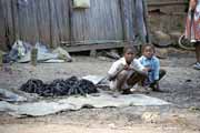 Prodej d�ev�n�ho uhl�, ostrov Ile Sainte Marie. Madagaskar.