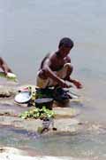 P��prava j�dla na b�ehu �eky Tsiribihina. Madagaskar.